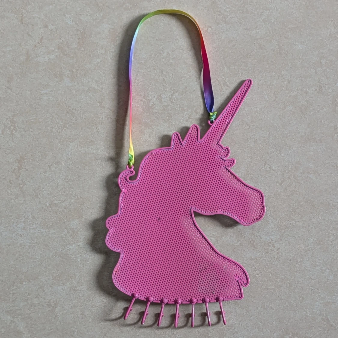 Regnbågsfärgad enhörning med flera krokar - 1