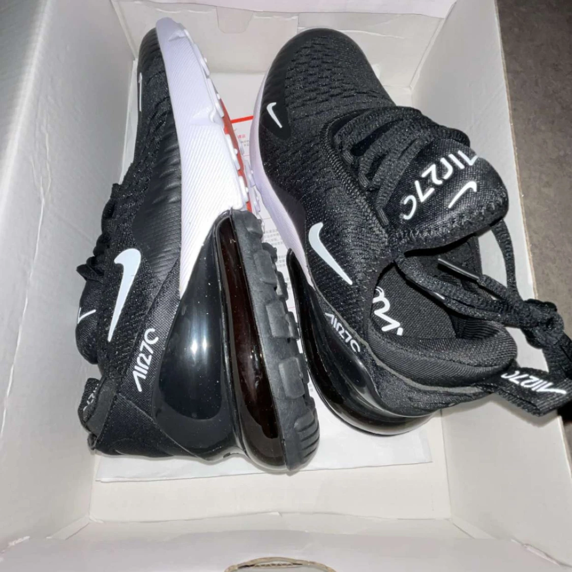 Nike Air Max 270 svart/vit strl 40