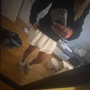 Vit volang kjol - vit kjol från okänd märke, köpt på plick utan lappar☺️skviv vid frågor ellr fler bilder, tryck gärna på köp direkt😛💕