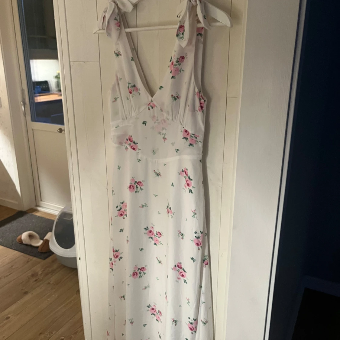 Vit långklänning med blommigt mönster