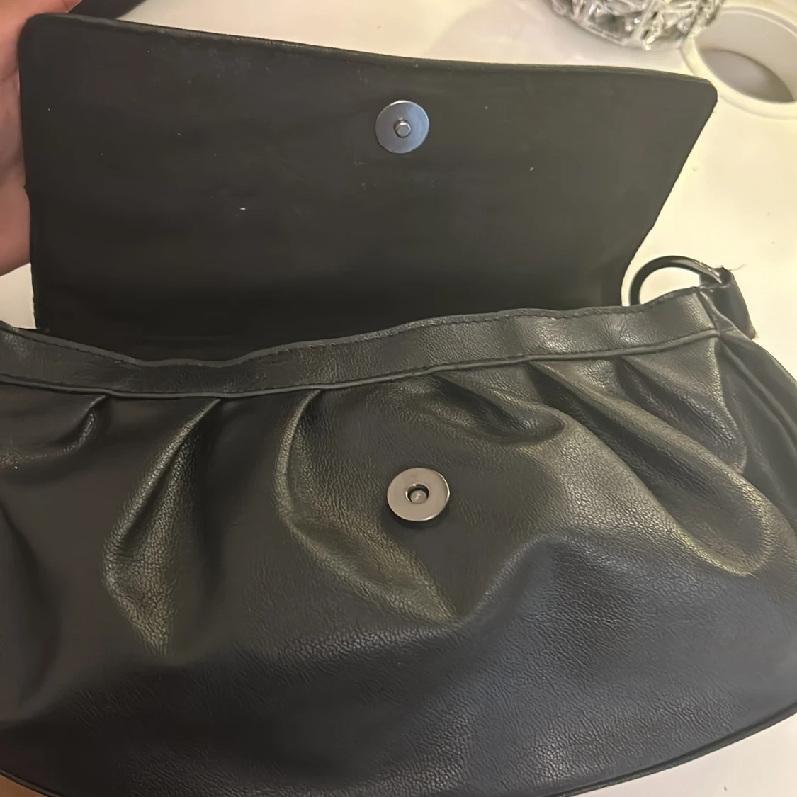 Svart axelväska med nitar - 3