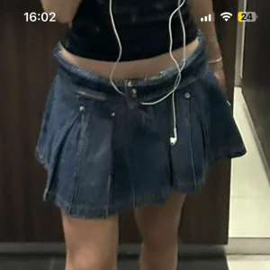 Volang kjol - Supercool jeanskjol med volang❤️ har röda sömmar och snygga fickor!! Storlek w.27❤️