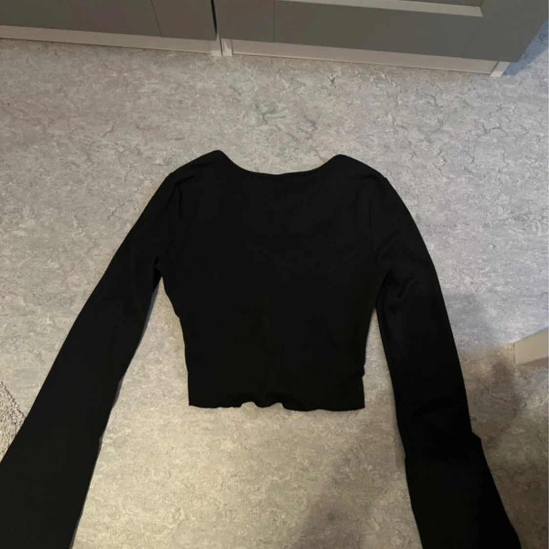 Svart croppad långärmad topp - 3