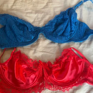 Röd o blå topp  - Röd och blå bh topp som kommer från primark aldrig använda pga fel storlek men sååå fina 😍🩷 går att sälja separat o inget fast pris. Röda: L Blå: 70 E  pris går att diskutera🩷🩷