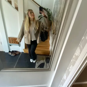 Beige ullkappa med dubbelknäppning - Snygg beige kappa i ull med bred krage och dubbelknäppning framtill. Jackan har en rak och lite oversized passform med långa ärmar och stilrena knappar. Perfekt för dig som gillar en clean och klassisk look. Från arket i storlek 38💕💕