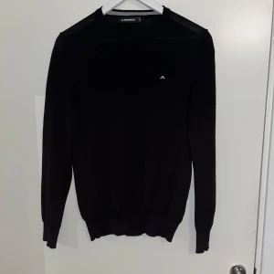 Stickad Tröja - Säljer nu denna riktigt snygga J.Lindeberg tröjan som bara använts 2 gånger. Nypris cirka 1500kr. Den är slimfit och passar mellan 170-180cm🙌