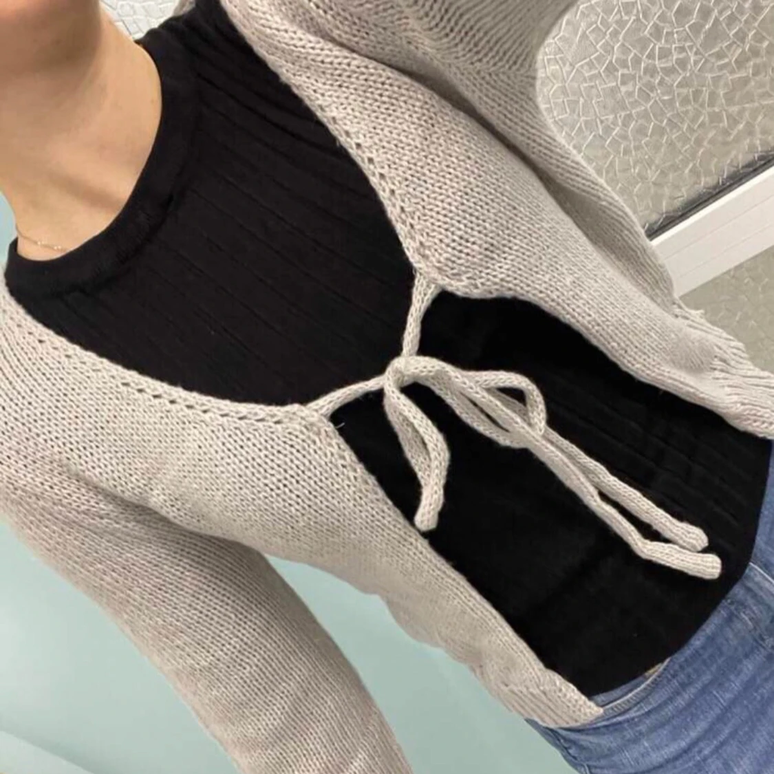 Grå stickad kofta med knyt - 1