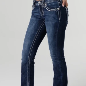 Blå Miss me bootcut jeans - Snygga blå miss me bootcut jeans med markerade vita sömmar och detaljerade broderier på bakfickorna. Jeansen har låg midja och klassisk femficksdesign. Materialet är jeans med stretch för extra komfort. 