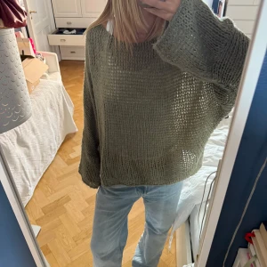 Olivgrön stickad tröja SassyClassy - Säljer en kahki grön stickad tröja från SassyClassy, made in Italy. Tröjan har en loose passform, grovstickad struktur och långa ärmar. 