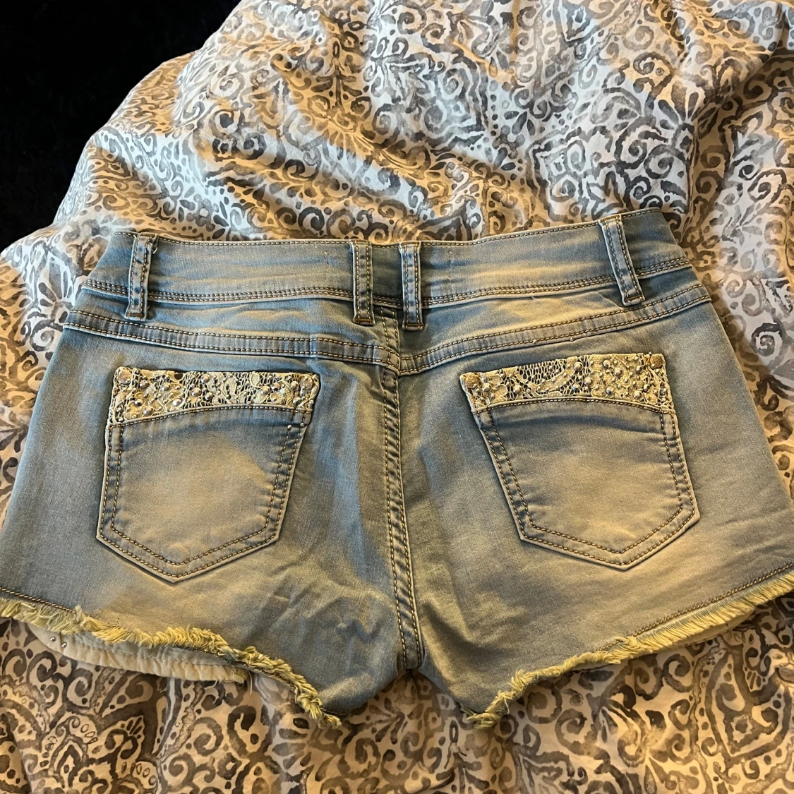 Ljusblå jeansshorts med pärlor - 1