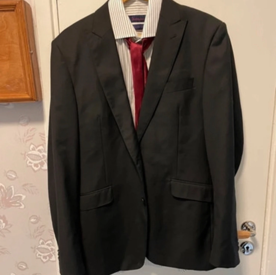 Kostym  och  vit skjorta med vita ränder 