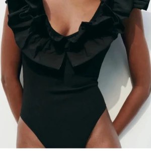 Zara body med volanger - Säljer denna super virala bodyn från Zara, aldrig använt den själv men lånat ut den två gånger💖 storlek S men passar även Xs💖 Lägg bud då jag är osäker om jag vill sälja