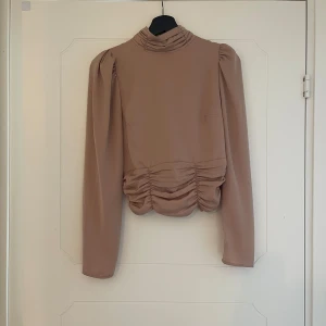 Gina Tricot Blus - Blus från Gina tricot. Storlek 38. Öppen i ryggen. Använd ett fåtal gånger. Väl omhändertagen. Fint skick. 