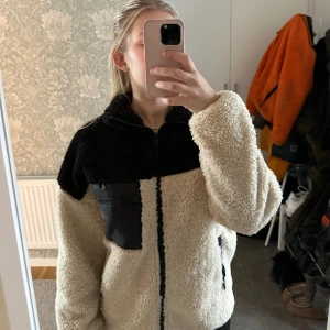 Teddyjacka ginatricot - Strl S. Köpt på Ginatricot. 