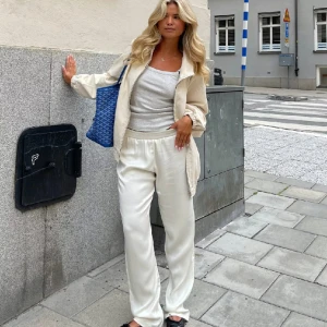 Djerf Avenue ”Dream Pants Cloud” - Intressekoll på mina ”Dream Pants Cloud” från Djerf Avenue som är helt slutsålda. Använda 1 gång 