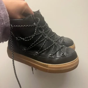 & Other Stories vinterskor/snöskor st.37 - Vinterskor/snöskor från & Other Stories i storlek 37, de är varmfoddrade och i äkta läder så de kan hålla dig en livstid! Knappt burna så mycket gott skikt. Nypris är 1450kr.