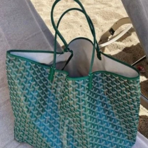 Goyard - Säljer denna  fina väska (lånad bild) kan självklart skicka fler bilder på hur just min ser ut❤️🫶🏼 köpt i butik i marbella så skulle tro att den inte är äkta - kan inte garantera. Prisförslag är välkomna.
