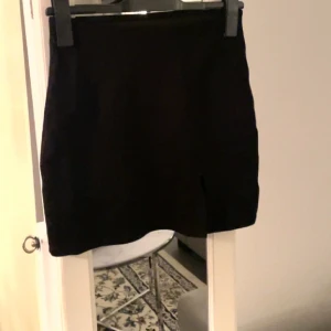 Svart mini kjol - Säljer dessa korta svarta kjol som har en slits på ena sidan av kjolen🤍