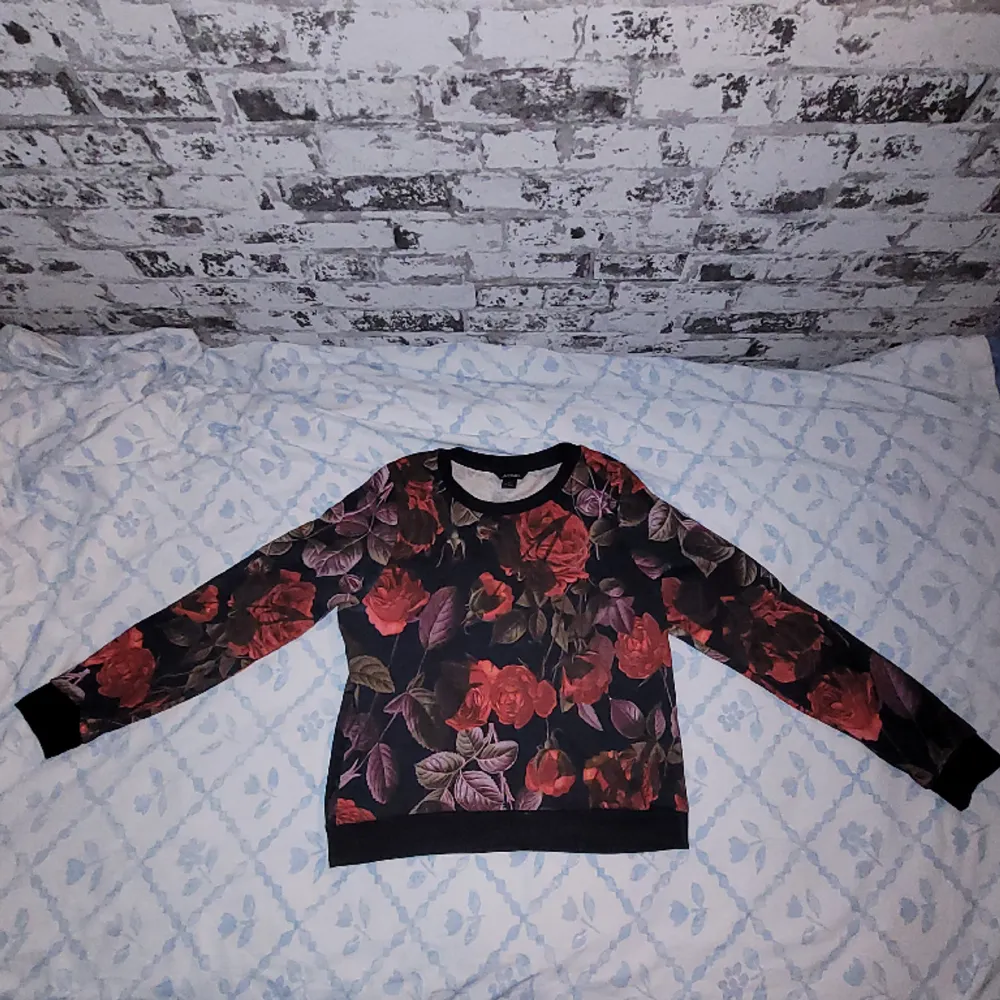 Säljer denna fina tröja från Monki i storlek S! Inköpspris 200 kr. Fint skick! Kan skicka mer bilder om så önskas (: . Tröjor & Koftor.