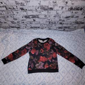 Säljer denna fina tröja från Monki i storlek S! Inköpspris 200 kr. Fint skick! Kan skicka mer bilder om så önskas (: 