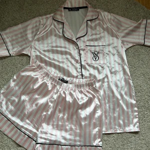 Victorias secret pyjamas  - Köptes utomlands och har inga defekter. Säljer då jag märker att jag inte använder den mycket! Skriv för mer frågor och info 😽