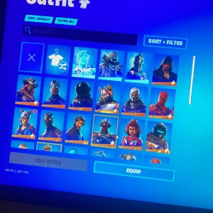 Fortnite konto med og skins från s3-7 - Runt 40+ skins från og Fortnite (reaper s1 axe), the reaper, brite gunner skin och lite andra godingar.