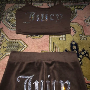 🤎 Juicy Counture diamante slim flare joggers + Juicy Couture brown diamante velour crop top🤎 - Juicy sett till salu!🤎JÄTTESKÖNT🥰 nästan helt oanvänt!❤️köpt på JD för 1200kr💸topp $499💙 byxor $699💕säljer hela för 500kr❤️‍🔥 har legat hemma och inte används🩷⚠️säljes pga för litet⚠️ settet är S men passar XS och XXS❣️alla 💎kvar!