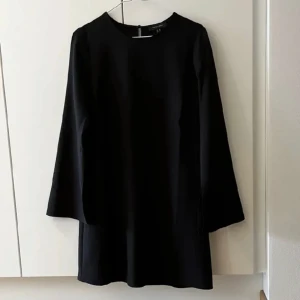 Klänning  - Svart långärmad klänning från new look. Ärmarna har slittar. Kom gärna med frågor och prisförslag ( lånade bilder )  🖤