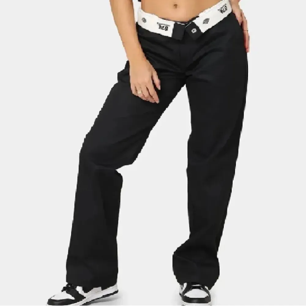 svarta dickies byxor som går att vika ner om man vill ha dem low waist, inga defekter💞. Jeans & Byxor.