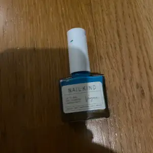 Ett blått nagellack som säljs då det inte kommer till användning. Har väldigt mycket i men kontakta mig om man vill ha mer bilder💗 t.ex hur mycket som är kvar eller hur det ser ut på❤️