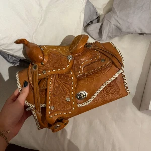 Cool väska  - Supercool vintage väska. Finns ett band till men annars cool inredningsdetalj 💞