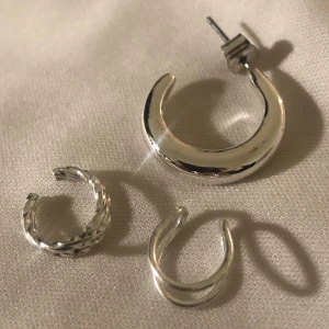 Piercingar - Två stycken ”fake” piercingar och ett örhänge. Storlek: se bild 3. Vikt ca 4g.