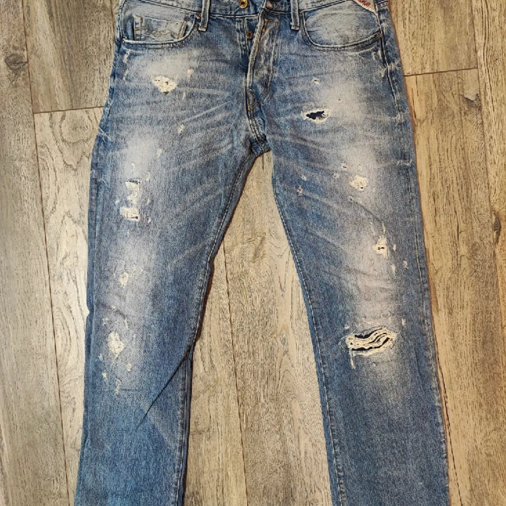 Säljer nu mina Replay jeans jag har använt dem max tre gånger! Storlek 32/34 . Jeans & Byxor.