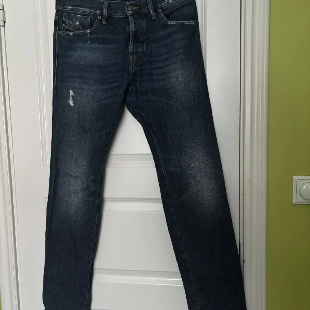 Diesel jeans i bra skick 🙌 hör av er om fler bilder eller frågor kring varan . Jeans & Byxor.