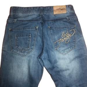 Tja! Säljer nu dessa ed Hardy jeans som är i bra skick. De är size 30 och 110cm långa. Skriv privat för fler frågor 