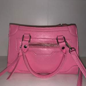Rosa väska från Shein. Säljes pga att den inte kommer till användning. Köparen står för eventuella fraktkostnader.