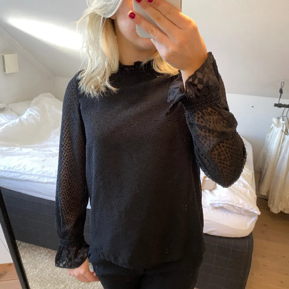 Fin slutsåld blus från Vero Moda, en knapp har lossnat i ryggen men utöver det är blusen i fint skick😊. Puserot.