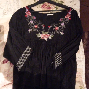 Svart blus - En svart rödblommkg tröja. Jätte fin o jätte skön. Fin mqterial o säljs då den inte passar:)❤