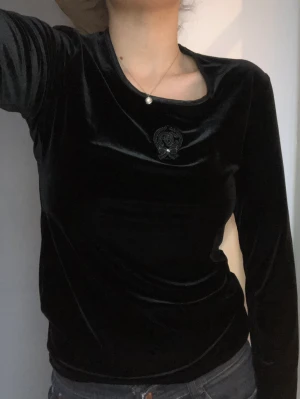 Vintage fransk topp  - Thriftad långärmad supersöt topp i sammetsmaterial gjord i Frankrike. Söt detalj i form av rosett med kristall.  Små hål i nacken där någon troligen klippt bort märket. (Syns i tredje bilden)