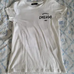 Säljer denna oanvända t-shirt från New Yorker i storlek XS! Prislapp finns kvar, köpt för 99 kr. Kan skicka mer bilder om så önskas (: 