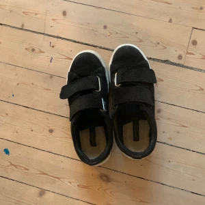 Skor - Jätte fina skor från sneaky steve!! 