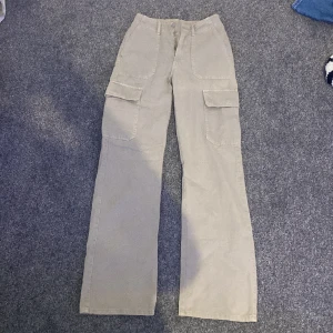 Beiga Cargopants - Säljer dessa beiga cargopantsen. (Säljer samma fast i svart också). Dem är ifrån Zara och ganska nya. Bra skick. Nypris 450kr. Skriv privat för flera frågor.💕