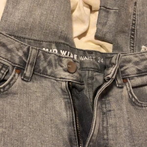 Jeans Bikbok - Gråa mid waist byxor från bikbok. Helt oanvända bara tvättade.kommer fler bilder.  Waist 24, lenght 32