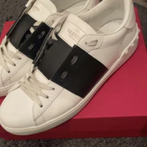 Valentino Skor - Ett par riktigt fräscha valentinos. Storlek: 42 | Skick 8/10 lite smådefekter men ändå väldigt fint skick - Nypris: 6000kr vårat pris: 2199kr Hör av dig kring funderingar! 