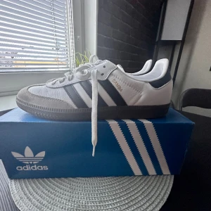Adidas Samba OG - använda ett fåtal gånger, säljer pga fel storlek. Nyskick men lite creasad. Nypris 1200:-