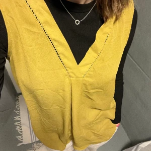 Blus  - Grön blus, knappt använd. Köparen står för eventuell frakt. 🌸