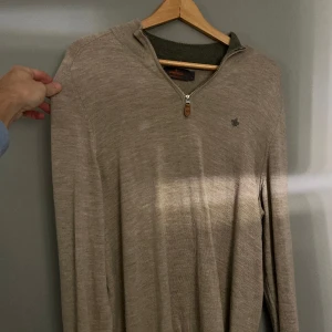 Morris Half zip  - För liten för mig och är storlek L, skulle säga att den passar S/M. Är 185 och är alldeles för liten. 