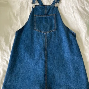 Hängslekjol - Kjol med hängsel i jeanstyg💙 Knappt använd