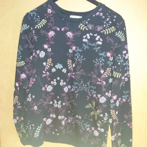 Fint mönstrad damtröja - Knappt använd, perfekt skick, storlek M