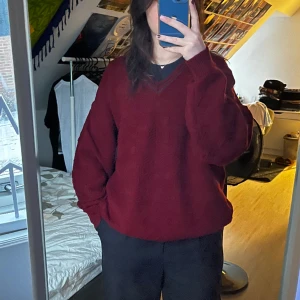 Röd sweatshirt  - Supersnygg röd sweatshirt som inte används längre då det inte riktigt är min stil